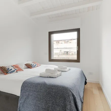 Guesthost - Modern Terrace Flat In Solari Area