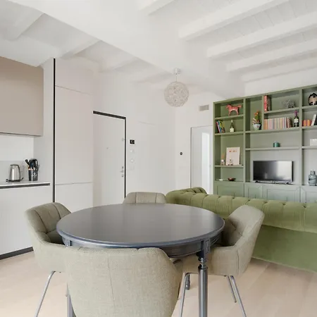 Guesthost - Modern Terrace Flat In Solari Area * Milán