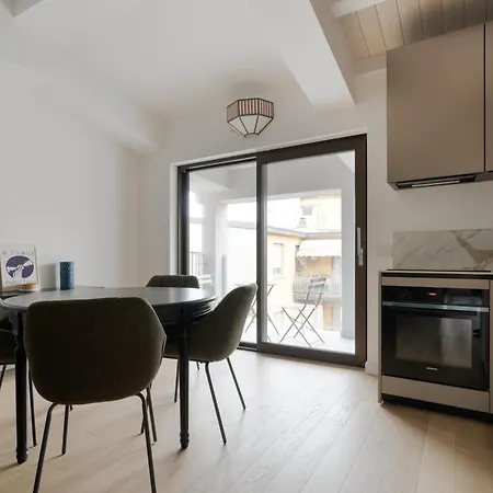 Guesthost - Modern Terrace Flat In Solari Area