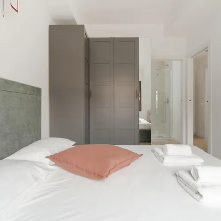 Guesthost - Modern Terrace Flat In Solari Area