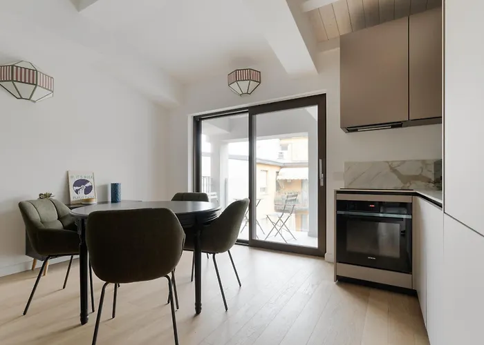 Guesthost - Modern Terrace Flat In Solari Area