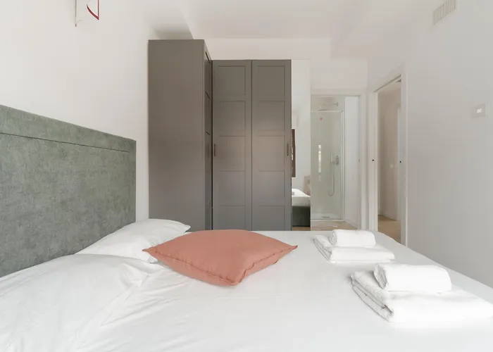 Guesthost - Modern Terrace Flat In Solari Area