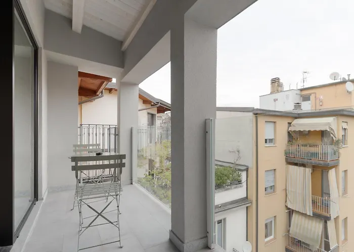 Guesthost - Modern Terrace Flat In Solari Area * Milán